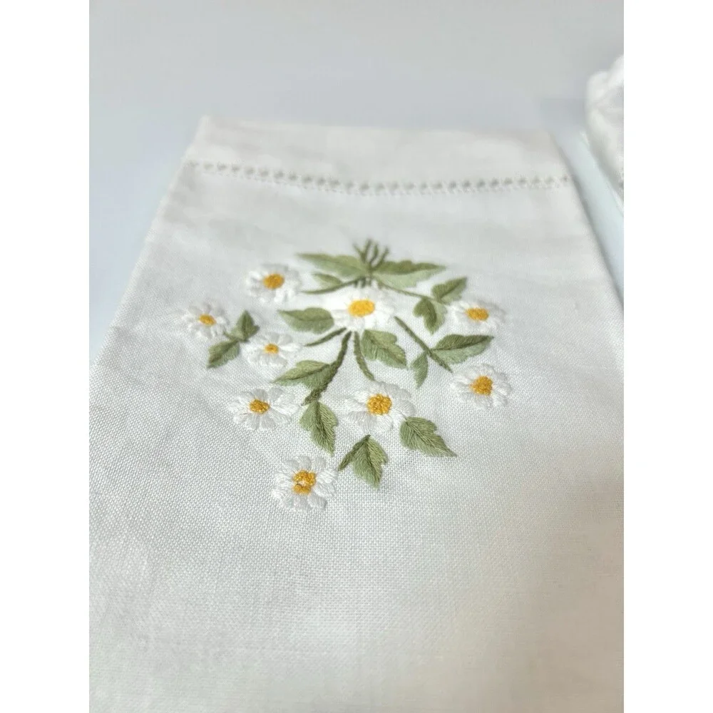 Daisy white linen